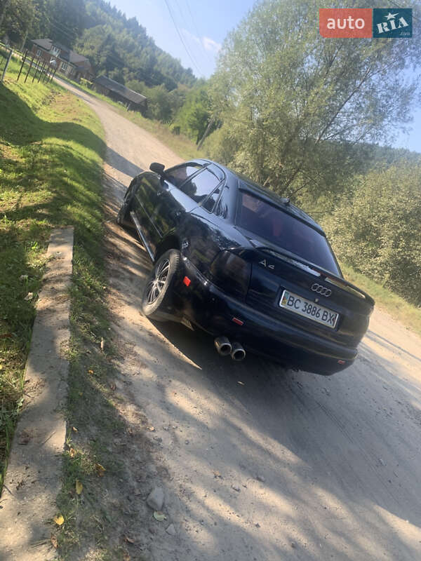 Седан Audi A4 1996 в Стрелках