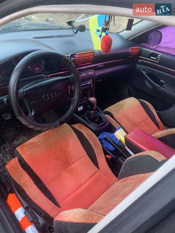 Седан Audi A4 1996 в Стрелках