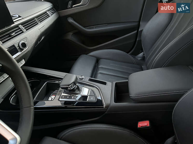 Седан Audi A4 2023 в Львові