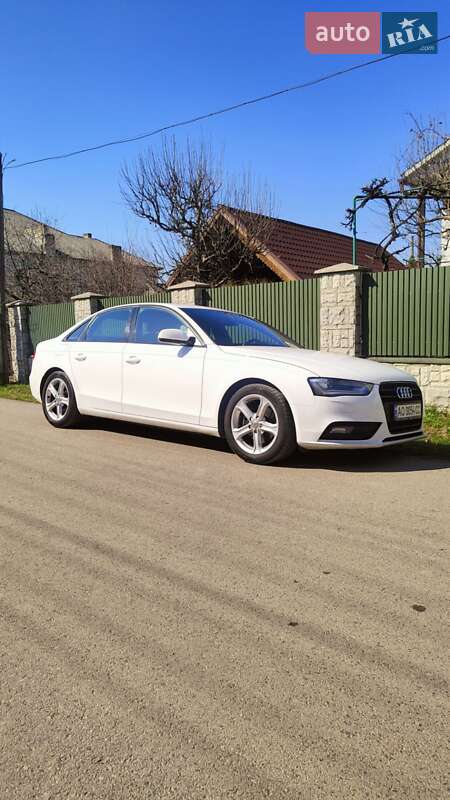 Седан Audi A4 2014 в Мукачево