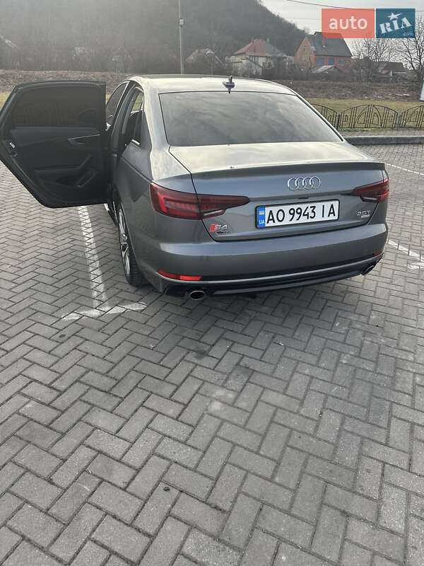 Седан Audi A4 2017 в Мукачево