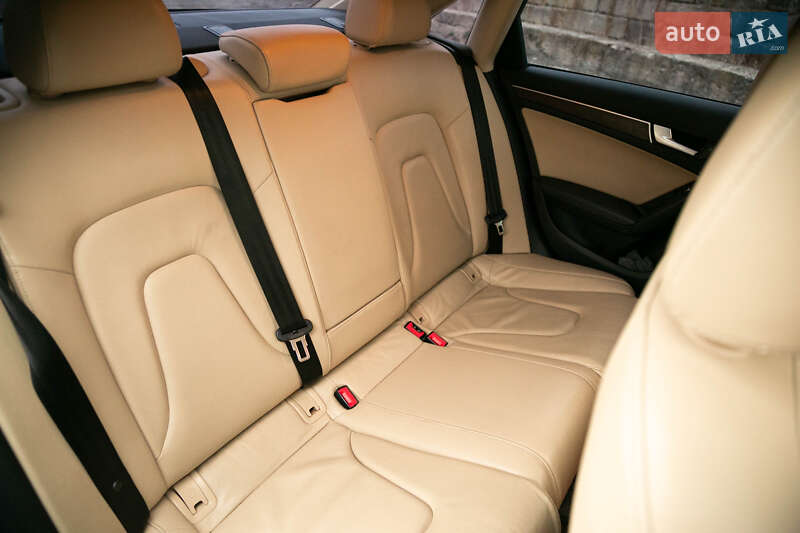 Седан Audi A4 2013 в Золочеве