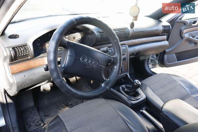 Седан Audi A4 1996 в Обухове