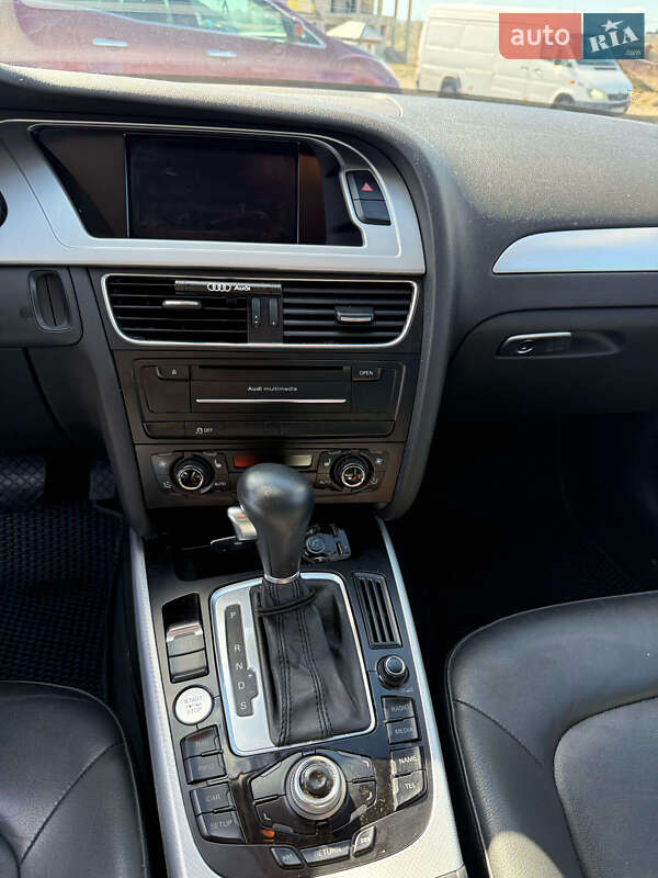 Седан Audi A4 2011 в Луцке