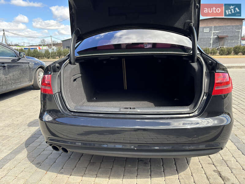 Седан Audi A4 2013 в Львове