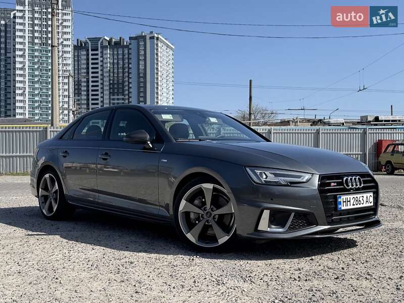 Седан Audi A4 2018 в 