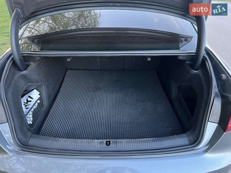 Седан Audi A4 2016 в Киеве