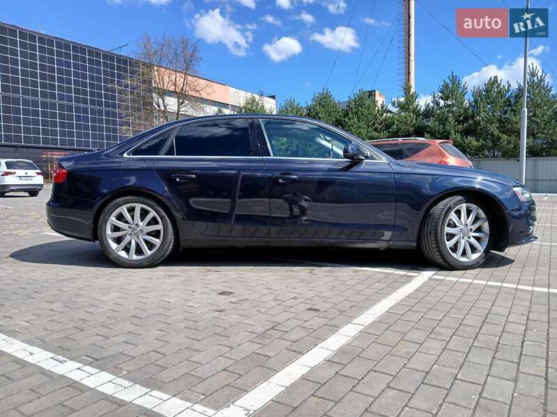 Седан Audi A4 2012 в Луцке