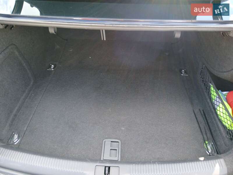 Седан Audi A4 2012 в Луцке