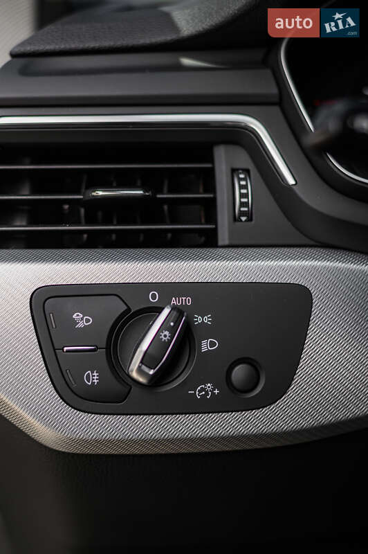 Седан Audi A4 2019 в Львове