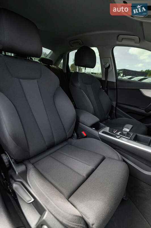 Седан Audi A4 2019 в Львове