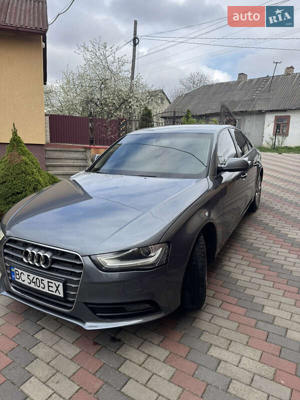 Седан Audi A4 2012 в Горохові
