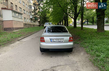 Седан Audi A4 2000 в 