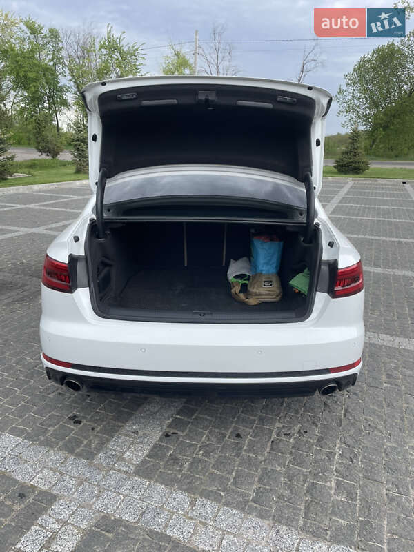 Седан Audi A4 2017 в Киеве