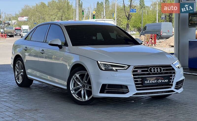 Седан Audi A4 2016 в 
