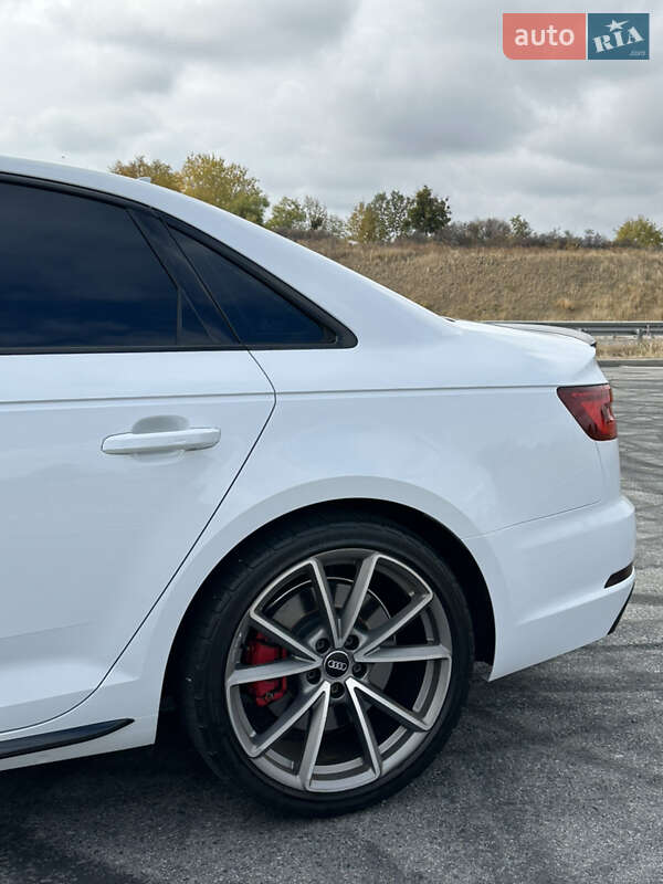 Седан Audi A4 2017 в Полтаві