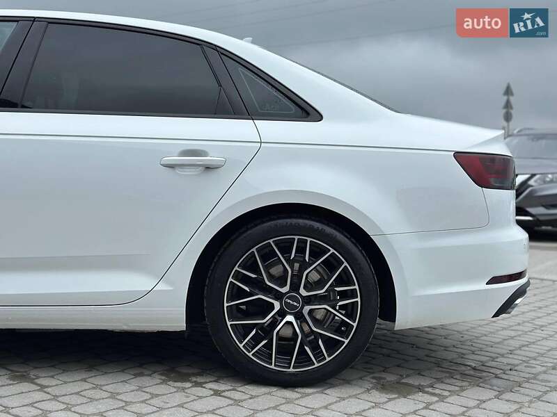 Седан Audi A4 2019 в Львові