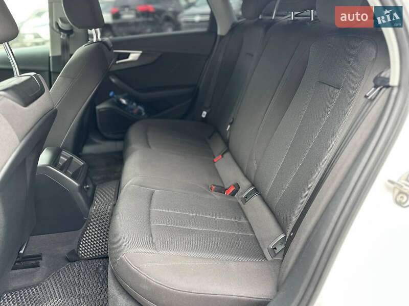 Седан Audi A4 2019 в Львові