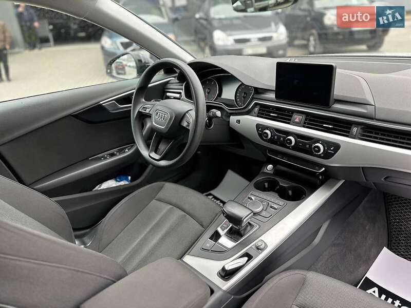 Седан Audi A4 2019 в Львові