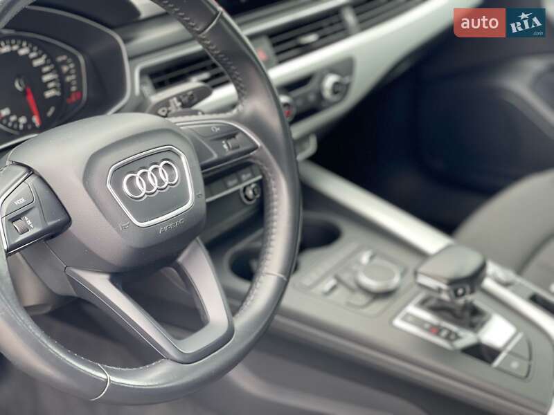 Седан Audi A4 2018 в Ужгороде