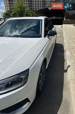 Седан Audi A4 2021 в 
