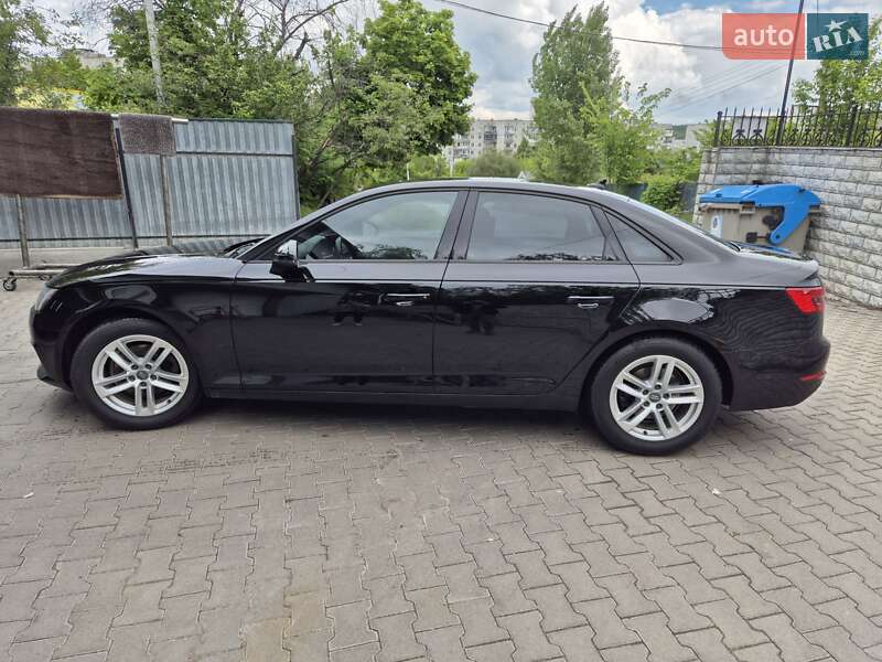 Седан Audi A4 2017 в Обухове