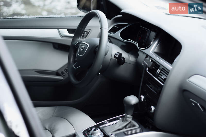 Седан Audi A4 2012 в Жовкві