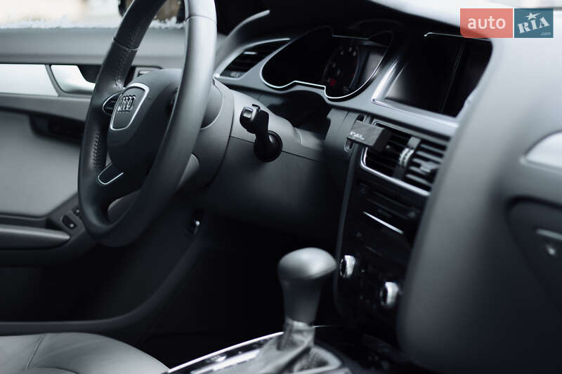 Седан Audi A4 2012 в Жовкві