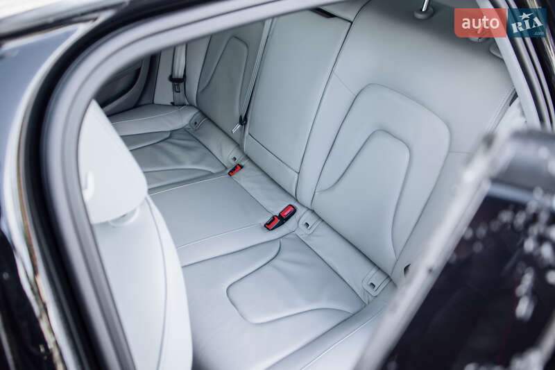 Седан Audi A4 2012 в Жовкві