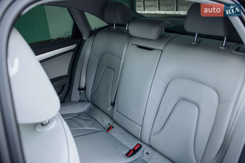 Седан Audi A4 2012 в Жовкві