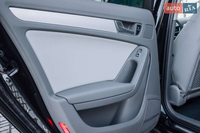 Седан Audi A4 2012 в Жовкві