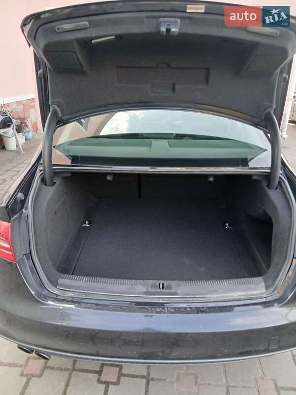 Седан Audi A4 2014 в Львові