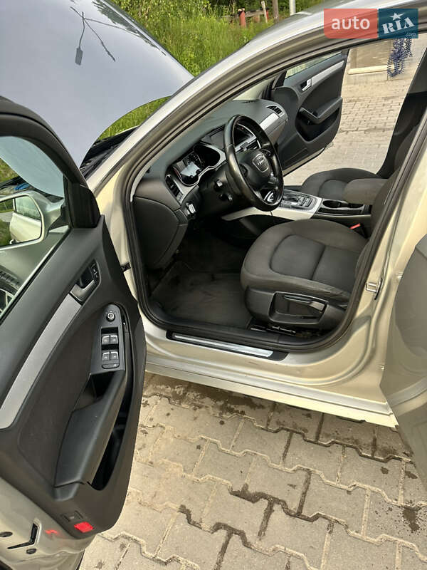 Седан Audi A4 2012 в Львове