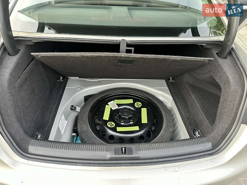 Седан Audi A4 2012 в Львове