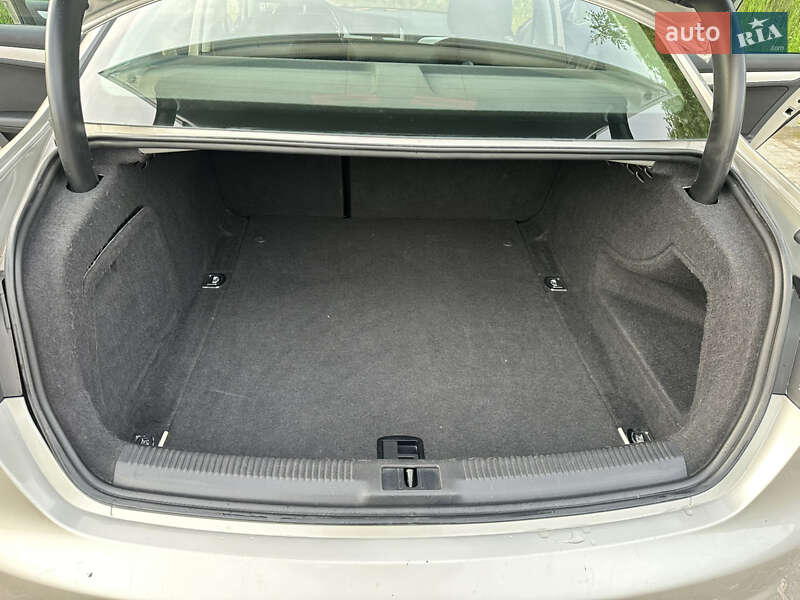 Седан Audi A4 2012 в Львове