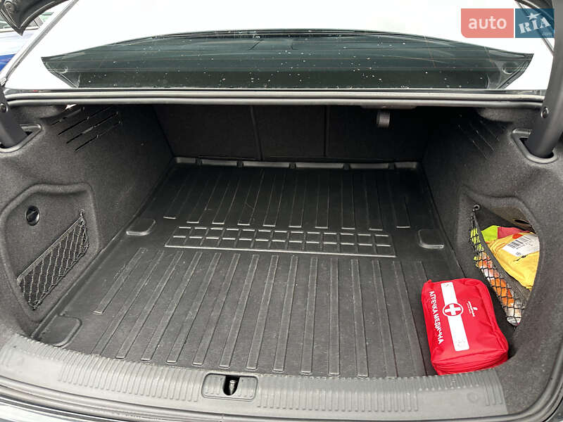 Седан Audi A4 2017 в Львове