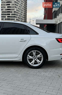 Седан Audi A4 2018 в 
