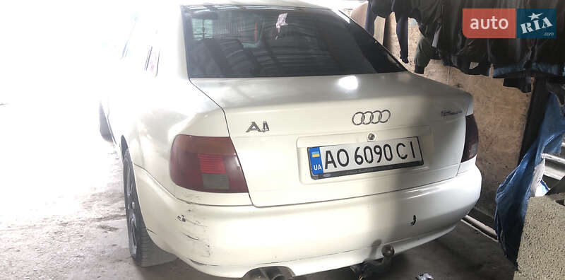 Седан Audi A4 1995 в Ужгороде