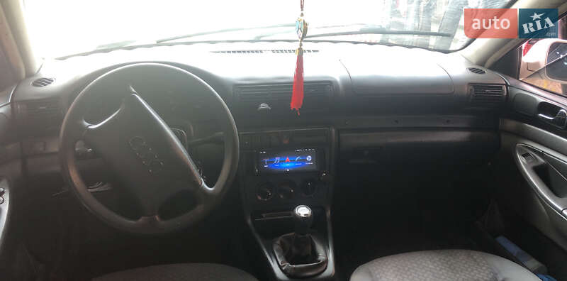 Седан Audi A4 1995 в Ужгороде