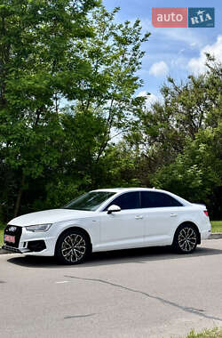 Седан Audi A4 2017 в 