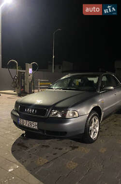 Седан Audi A4 1998 в Городку