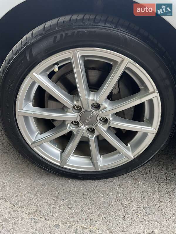 Седан Audi A4 2014 в Львові