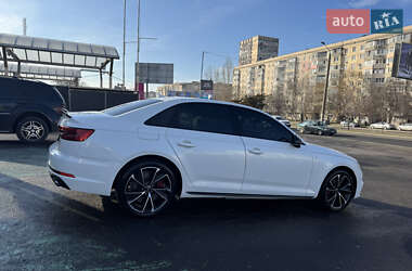 Седан Audi A4 2016 в 