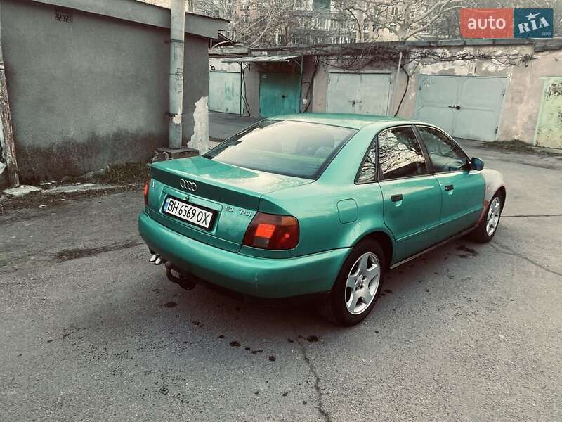 Седан Audi A4 1995 в Черноморске