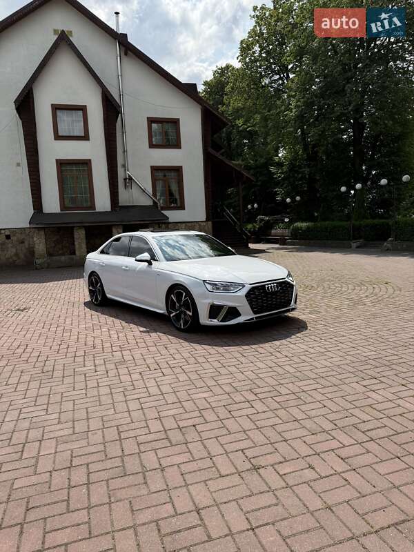 Седан Audi A4 2022 в Виннице