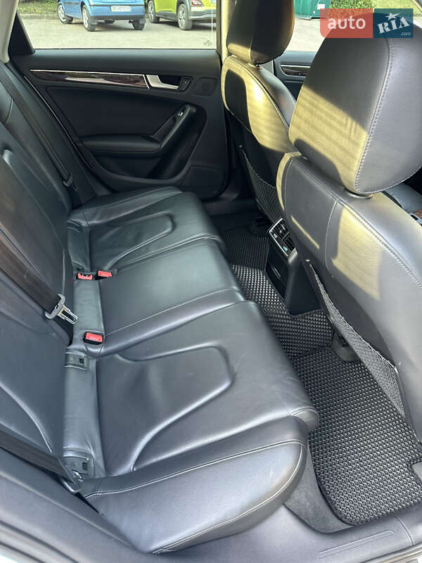 Седан Audi A4 2012 в Львове