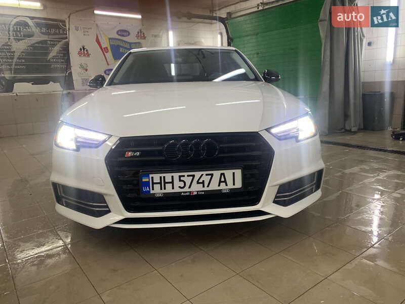 Седан Audi A4 2018 в 