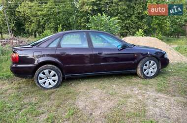 Седан Audi A4 1996 в Десне