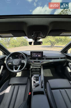 Седан Audi A4 2022 в 