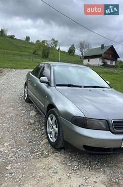 Седан Audi A4 1998 в Чорній Тисі